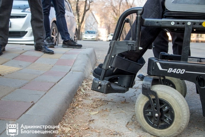 В Благовещенске оборудуют маршруты для инвалидов-колясочников