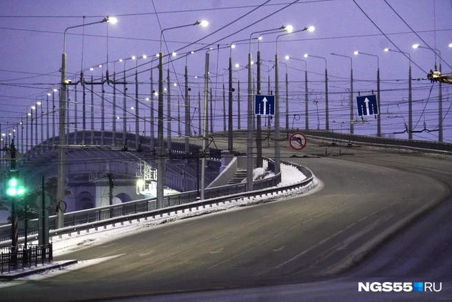 Таким пустым Ленинградский мост был разве что во время ремонта | Источник: Евгений Софийчук / NGS55.RU