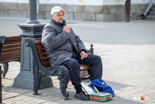 Анатолию Васильевичу 84 года, неделю назад он стал петь на Вайнера | Источник: Владислав Лоншаков / E1.RU