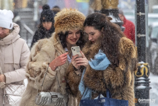 Мех так красиво вошел в нашу грешную жизнь, что многие забыли, что лучше не носить его как попало | Источник: Михаил Огнев / FONTANKA.RU