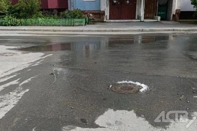 На Комсомольской в Южно-Сахалинске устраняют утечку из люка
