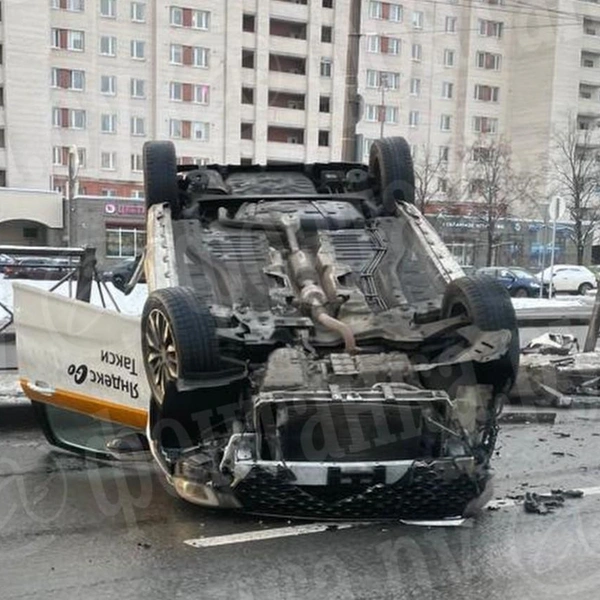 Таксист затормозил крышей об асфальт на улице Типанова. Перевёртыш объезжают четвёртый час | Источник: читатель «Фонтанки»