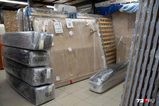 Помещение для готовой продукции. Оно небольшое, потому что мебель сразу идет к покупателю  | Источник: Илья Чикотин / 72.RU