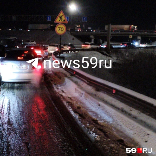 Машины медленно движутся к мосту | Источник: читатель 59.RU