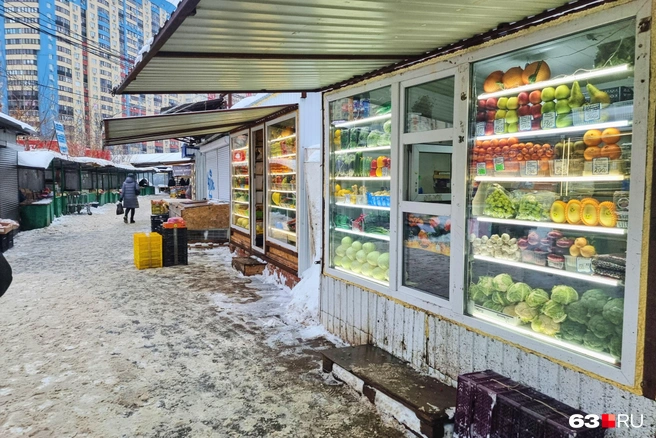 Продавцы еще держатся на свои ларьки | Источник: Роман Данилкин / 63.RU