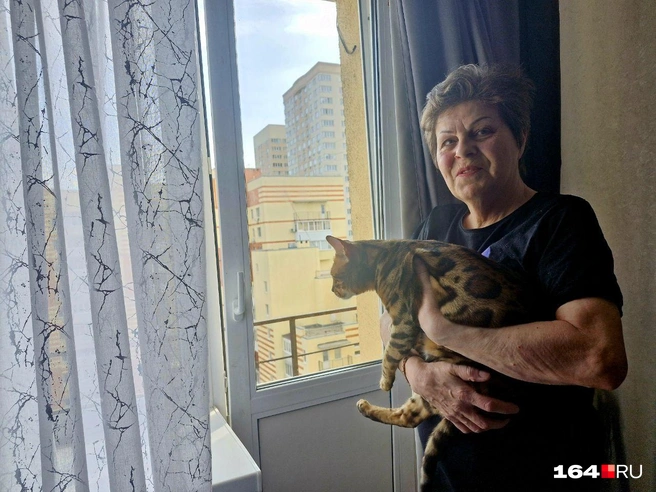 Из окна новой квартиры Раисы Косматовой открывается вид на новостройки | Источник: Виктория Федорова / 164.RU