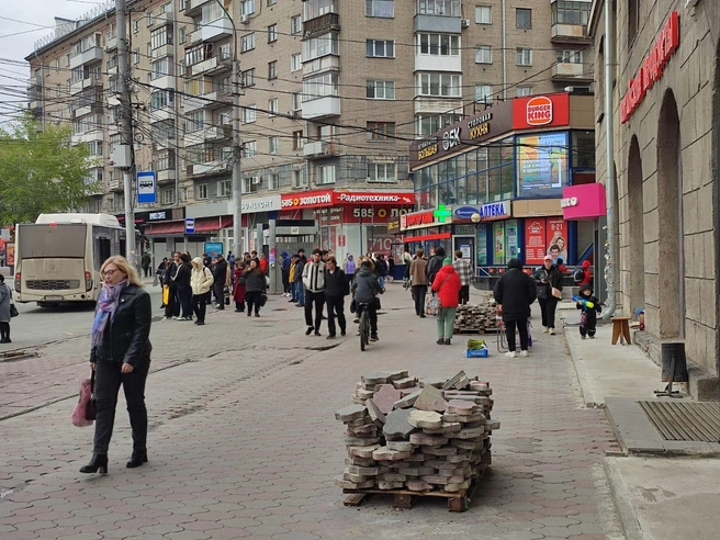На площадь уже завезли плитку, начались некоторые восстановительные работы | Источник: Илья Калинин / NGS.RU