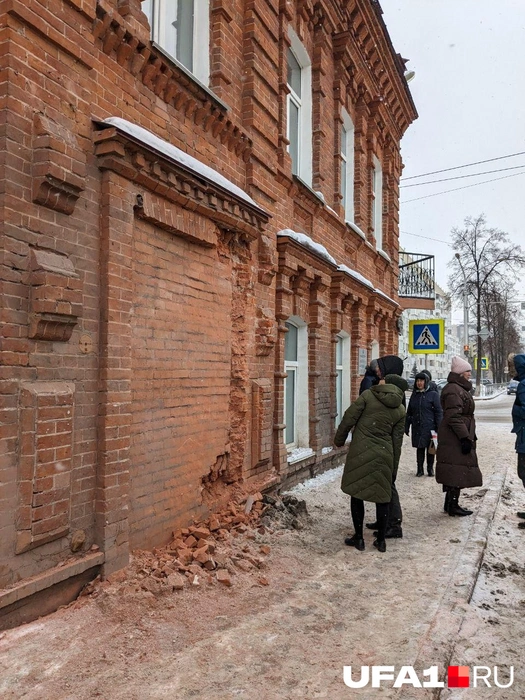 Уфимцы разглядывали историческое здание | Источник: Булат Салихов