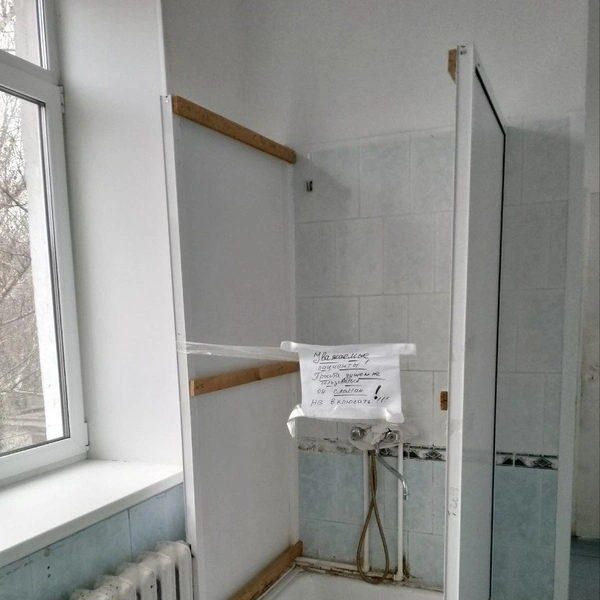 Одна из душевых не работает | Источник: Мария Литвинова / VK.com