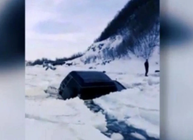 Льдину с рыбаками в Магадане уносит в открытое море | ya62.ru