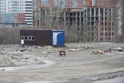 Блошиный рынок на шоссе Космонавтов закрыли и снесли киоски