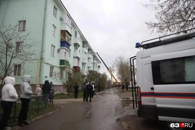 «Девочка приехала к бабушке, они жили на 3-м этаже». Что известно об атаке БПЛА и обрушении в Сызрани | Источник: Роман Данилкин / 63.RU