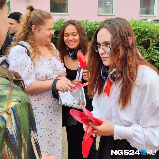 Зрителям вручили красные совки | Источник: Полина Бородкина / NGS24.RU