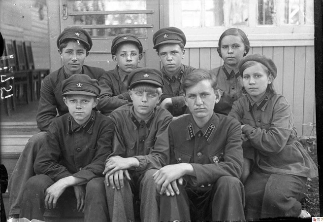 Первые юные железнодорожники, 1930-е годы | Источник: Исторический Красноярск / Vk.ru