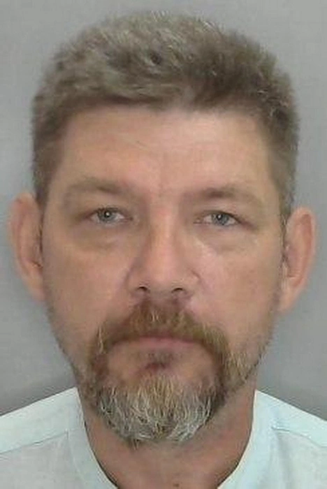 Стрелявший по полицейским в Оренбуржье бросил машину. Он мог скрыться в горах