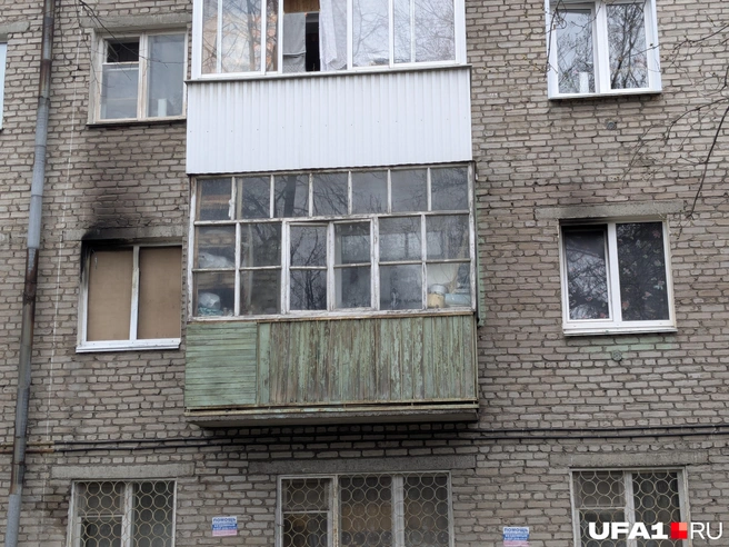Два окна в черных следах от дыма | Источник: Булат Салихов / UFA1.RU