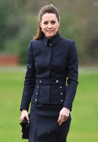 Кутюрье принцессы Уэльской: 20 самых стильных нарядов Кейт Миддлтон от Alexander McQueen, которые навсегда войдут в историю
