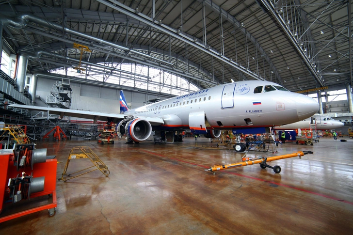 Airbus A320 VP-BWD авиакомпании «Аэрофлот» стоит в ангаре для технического обслуживания в международном аэропорту Шереметьево | Источник: Fasttailwind / Shutterstock
