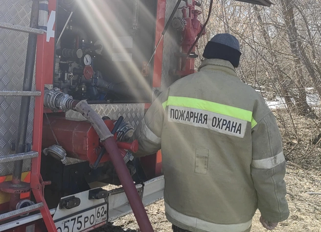 Рязанские пожарные спасли пятеро человек из пожара, а 15 человек эвакуировали | Источник: Кристина Мельникова / YA62.RU