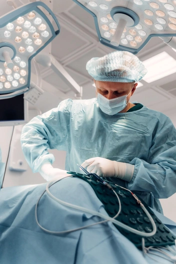 Оперативное лечение выполняют малоинвазивными и высокотехнологичными способами | Источник: ООО «МЕДИКА НСК»