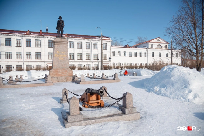 Не забываем о местных памятниках. Например, о Петре I, который пока что еще изображен на 500-рублевой купюре | Источник: Иван Митюшёв / 29.RU