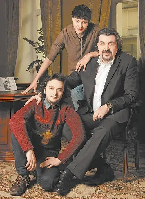 Сыновья Золотовицкого переняли не только внешнее сходство, но и любовь к театру | Источник: stinky_squirrel / Instagram.com (экстремистская организация, деятельность запрещена на территории РФ)