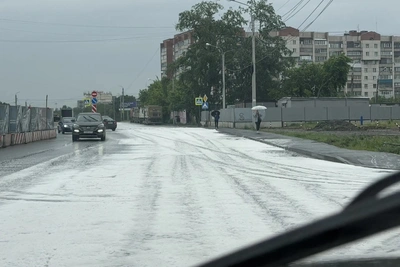 «Как на автомойке»: дороги Челябинска покрыты пеной