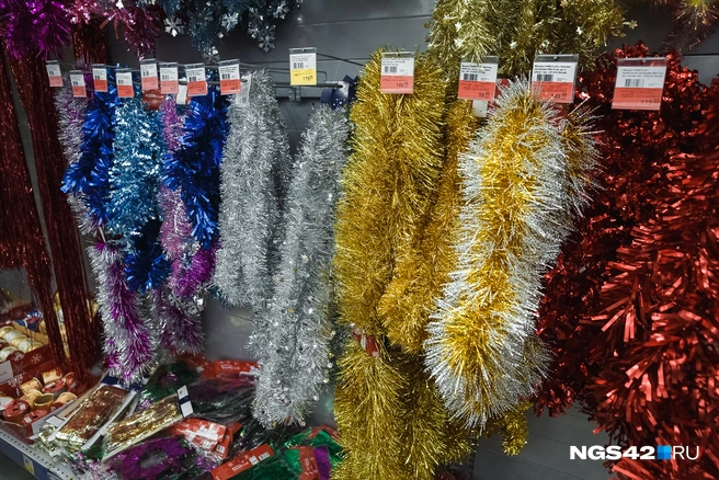 Новогодняя мишура может обойтись слишком дорого | Источник: Максим Серков / NGS42.RU
