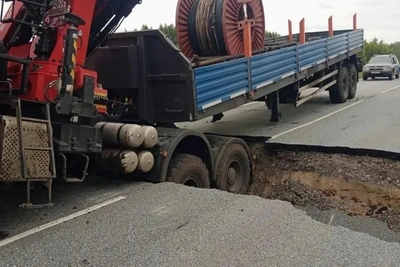 Размыв асфальта на трассе М-5 под Оренбургом