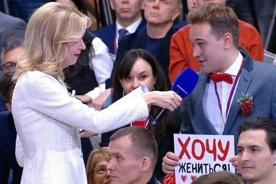 Сын священника с плакатом «Хочу жениться» прорвался к Путину