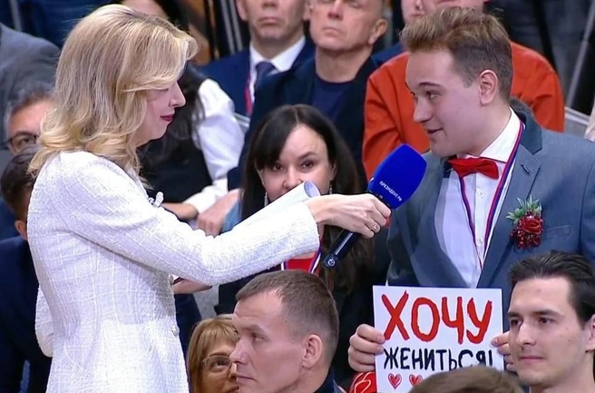 Журналист из Екатеринбурга пришел на прямую линию с «громким» плакатом | Источник: Первый канал