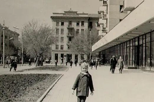 1975/2026. Улица Мира. На первом фото сзади девочки гостиница «Центральная», которую позже снесли. На ее месте построили новый отель | Источник: Елена Поленова /vk.ru