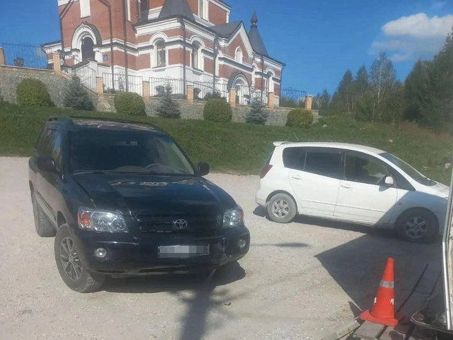 63-летняя водитель Toyota Highlander начала движение на парковке у церкви и наехала на стоявшую перед машиной 79-летнюю женщину | Источник: Пресс-служба Госавтоинспекции Новосибирской области
