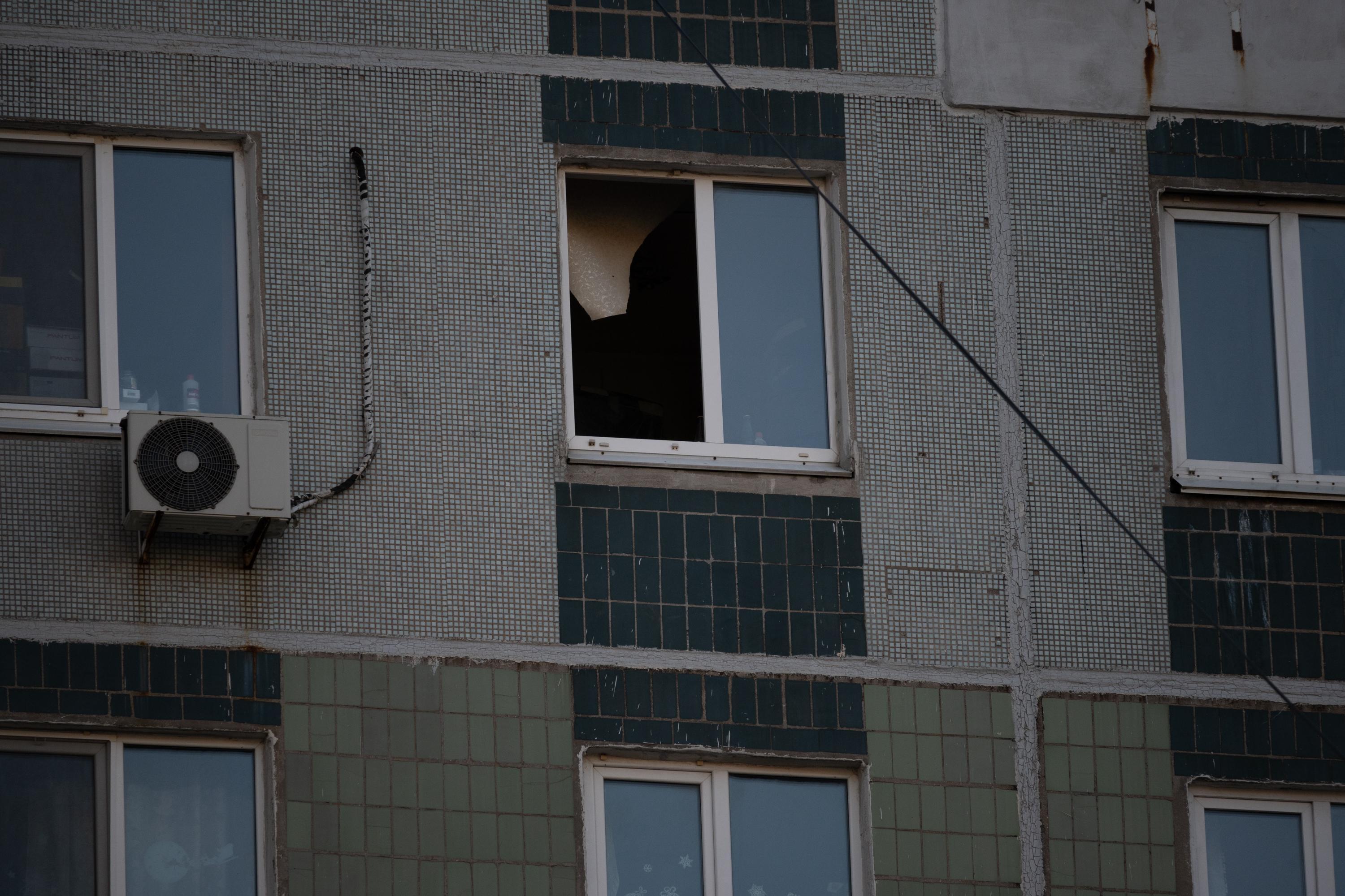 Играл с кошкой: ребенка заметили на краю открытого окна в Уфе