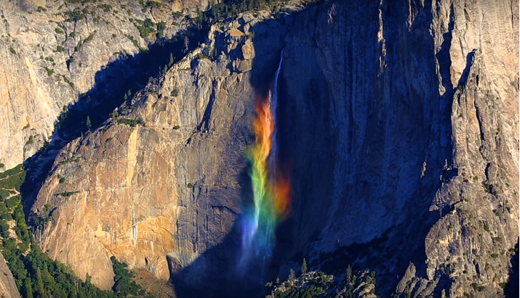 Водопад-радуга — редкое природное явление, случайно попавшее на видео