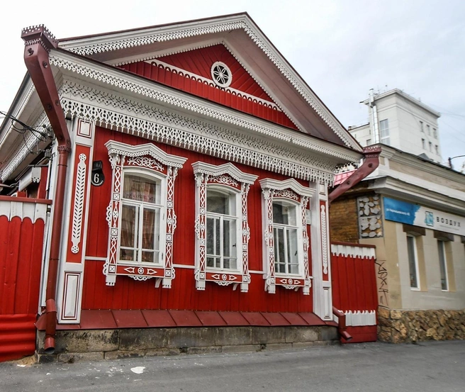 После реставрации старинный домик очень преобразился, но памятником так и не стал | Источник: Артем Устюжанин / E1.RU