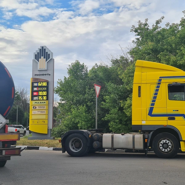 На АЗС на Куйбышевском шоссе, 36 выстроилась очередь за АИ-92, потому что АИ-95 «Пульсар» подходит далеко не всем и стоит гораздо дороже | Источник: Светлана Коновалова / YA62.RU