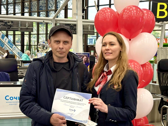 Первый пассажир, зарегистрированный на рейс в Орск | Источник: пресс-служба аэропорта Сочи