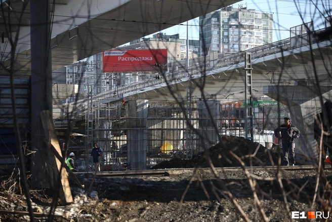 Нижний мост строят через железнодорожные пути | Источник: Владислав Лоншаков / E1.RU
