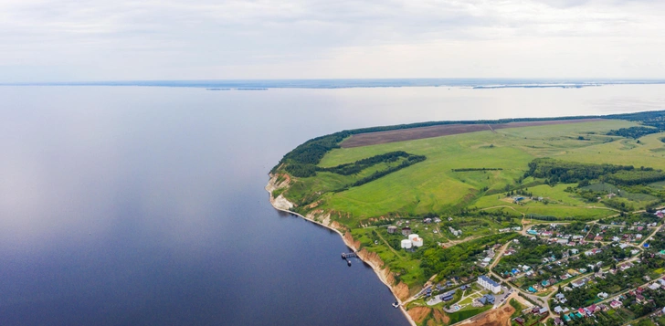 В Каспийское море впадает Волга или Кама?