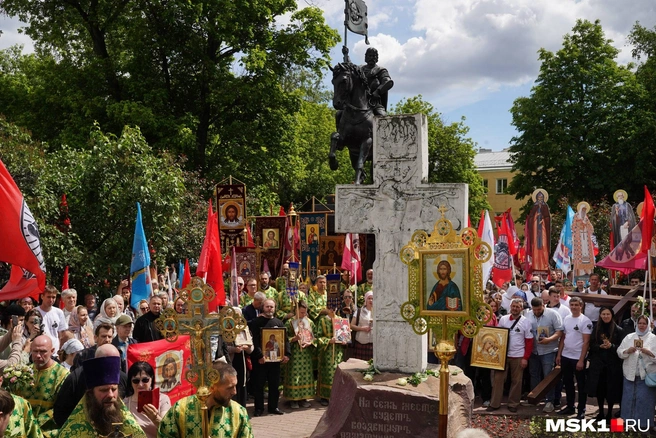 Завершился Крестный ход молебном у памятного креста | Источник: Артем Рамазани-Зубов / MSK1.RU