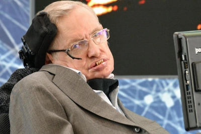 Семья Хокинга возмущена публикацией фото с сиделками в купальниках