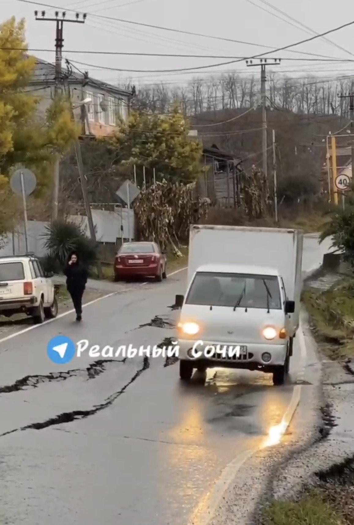 В сочинском селе дождь смыл новый асфальт, который положили в прошлом году  по нацпроекту - 21 февраля 2023 - СОЧИ1.ру