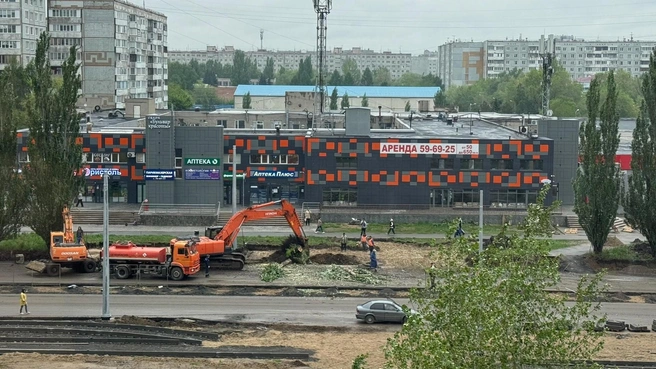 На кадрах — бульдозеры и рабочие | Источник: «Омск ВК» / vk.com