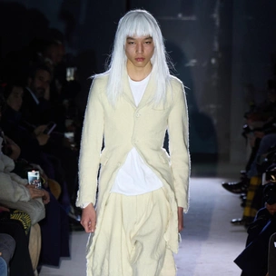 Модель из Казахстана Нурсултан Ондас открыл мужской показ Comme Des Garçons Homme