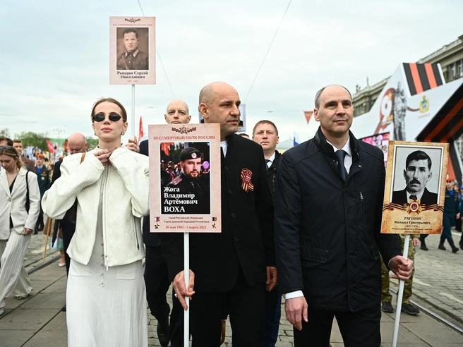Первые лица региона на «Бессмертном полку» и таинственная спутница полпреда Артема Жоги | Источник: Дмитрий Емельянов / E1.RU