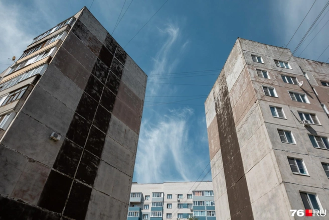 Голубые балконы&nbsp;— приятный цветовой акцент | Источник: Александр Куренной / 76.RU