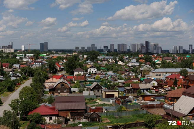 Частный сектор в заречной части города, а на заднем плане&nbsp;— район ДОК, который сейчас активно застраивается многоэтажками. Раньше там тоже был частный сектор, но людей выселили с компенсацией | Источник: Ирина Шарова / 72.RU