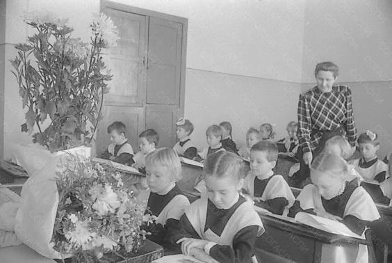 Это архивное фото подписано так: «Первоклассницы Эля Коваленко и Таня Авдонина на первом уроке. 1 сентября 1950 года» | Источник: из фотофондов Центрального госархива Самарской области и Самарского областного госархива социально-политической истории