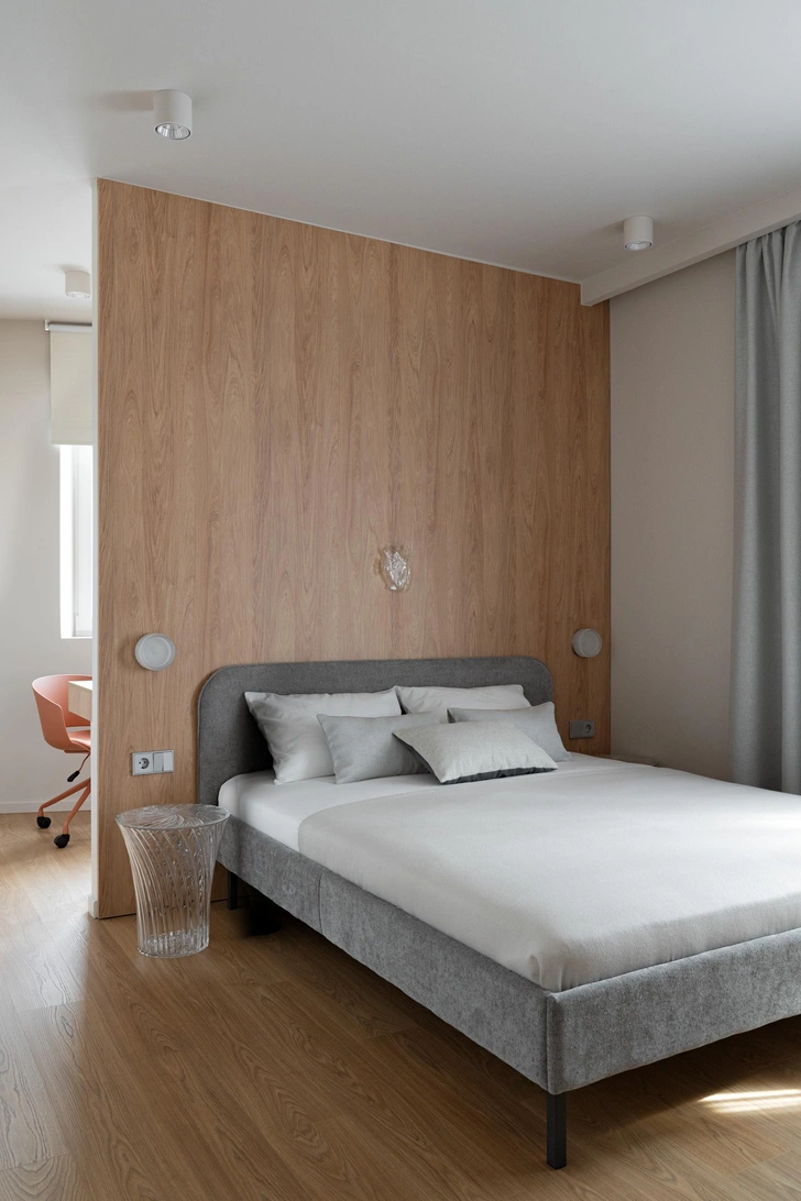 Кровать, «Корона». Стеновая панель, «Верна». Прикроватный столик, Kartell. Декор на панели Seletti.  | Источник: Александр Бурнатов. Стиль: Марьям Разуваева